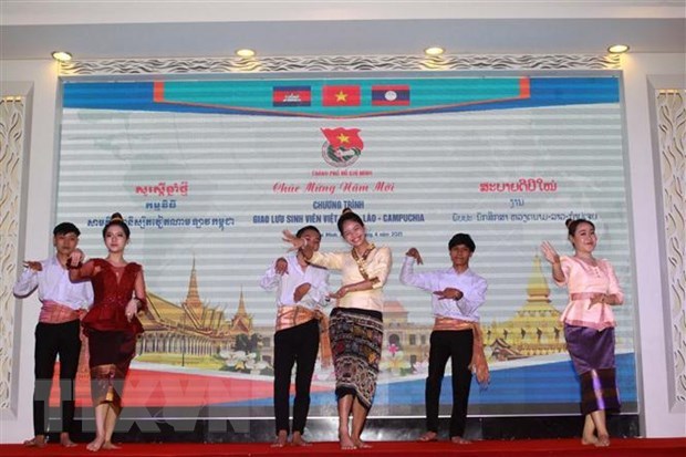 Dirigentes de Ho Chi Minh felicitan a estudiantes de Laos y Camboya por fiestas tradicionales hinh anh 1