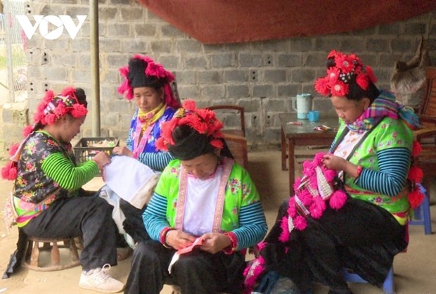 Trajes unicos y sofisticados de las mujeres del grupo etnico Mong Blanco hinh anh 1