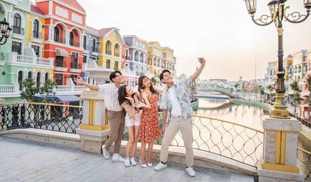 Numero de turistas sigue aumentando durante dias feriados en Vietnam hinh anh 1