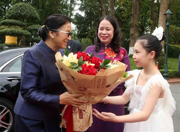 Vicepresidenta vietnamita se reune con su similar de Laos hinh anh 1