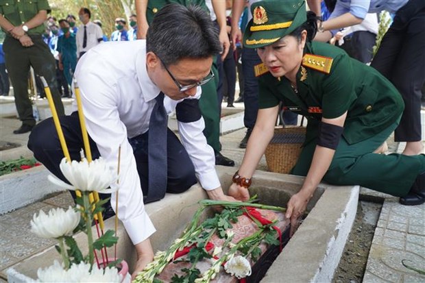 Realizan en Vietnam acto de entierro de martires caidos por defensa nacional hinh anh 2