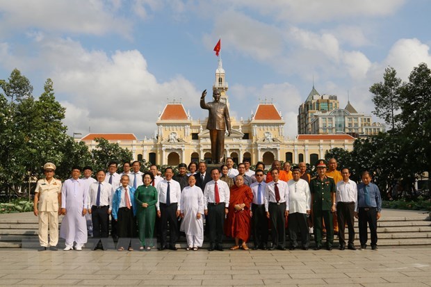 Dirigentes de Ciudad Ho Chi Minh rinden tributo a martires hinh anh 1