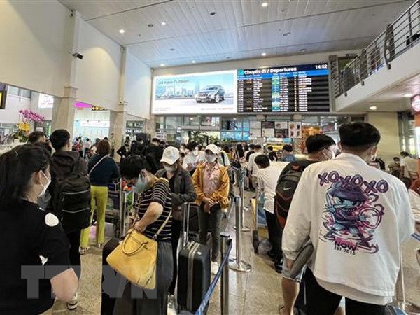 Aumento de viajeros en aeropuertos vietnamitas en visperas de vacaciones hinh anh 1