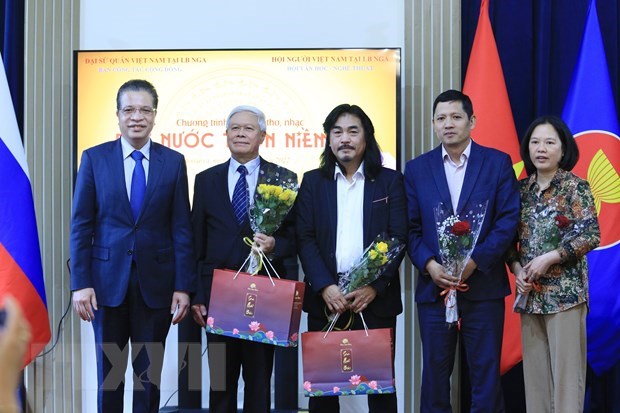 Embajada vietnamita en Rusia efectua programa artistico para honrar patriotismo hinh anh 1