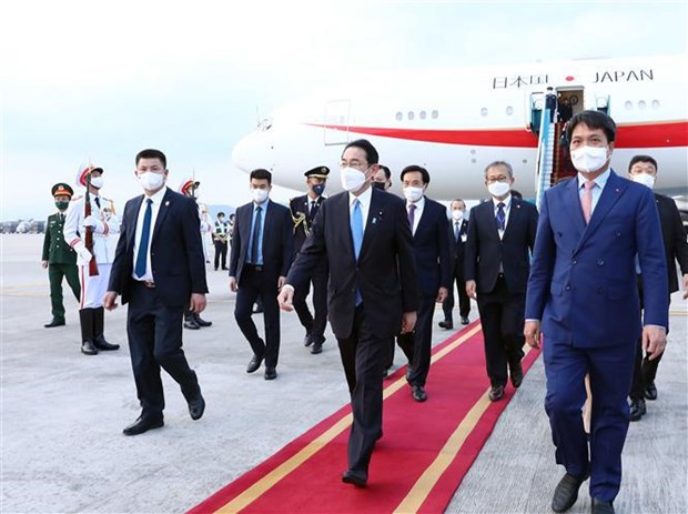 Inicia primer ministro de Japon visita oficial a Vietnam hinh anh 1