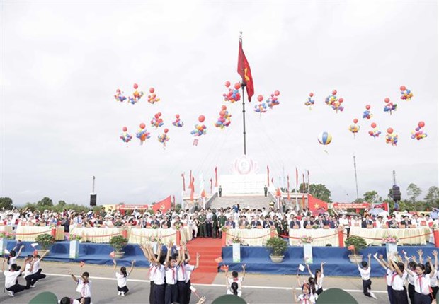 Presidente de Vietnam asiste al izamiento con motivo de reunificacion nacional hinh anh 1