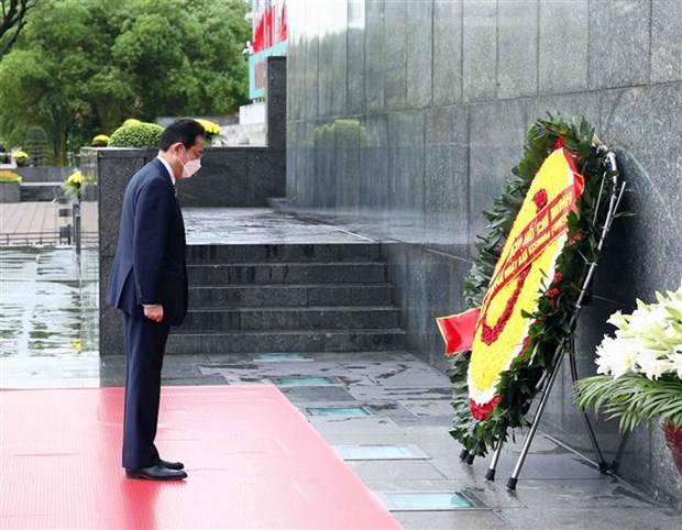 Primer ministro de Japon finaliza su exitosa visita a Vietnam hinh anh 2