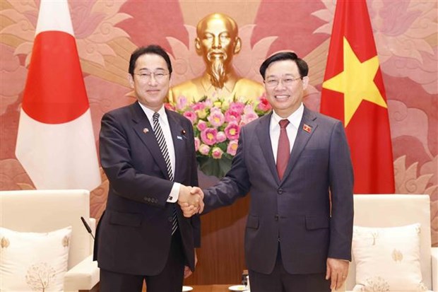 Presidente del Parlamento de Vietnam se reune con el primer ministro japones hinh anh 1