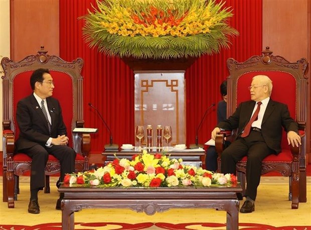 Maximo dirigente partidista de Vietnam recibe a primer ministro de Japon hinh anh 1
