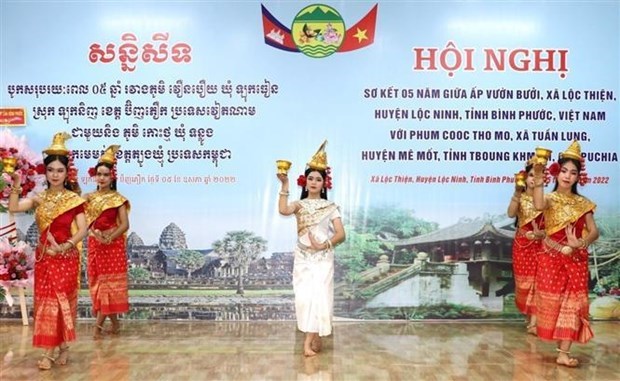 Consolidan lazos de amistad entre aldeas fronterizas de Vietnam y Camboya hinh anh 1