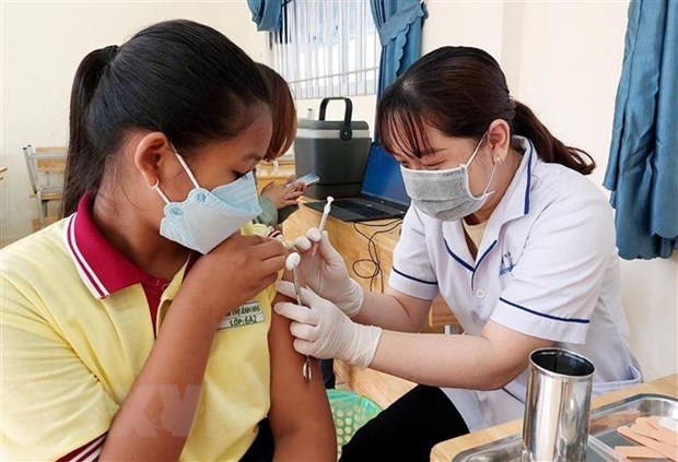 Vietnam mantiene tendencia a la baja en casos de COVID-19 hinh anh 1