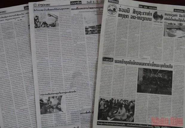 Prensa laosiana enaltece hazanas revolucionarias del pueblo vietnamita hinh anh 1