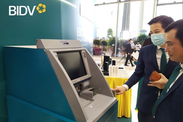 Bancos vietnamitas ponen a prueba servicio de retiro de efectivo con tarjeta de identidad hinh anh 1