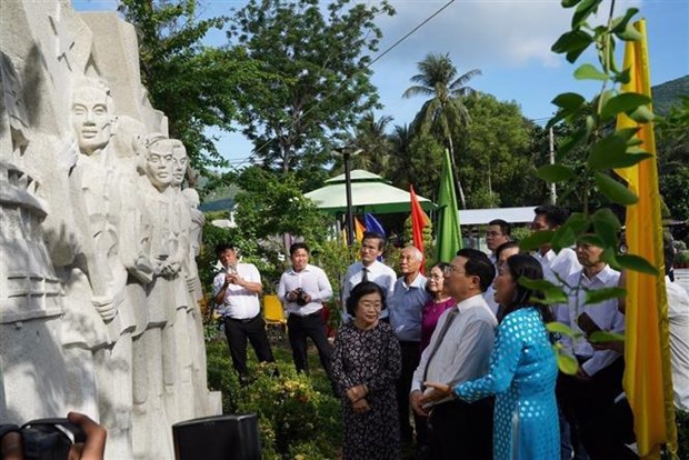 Viceprimer ministro vietnamita asiste a inauguracion de cementerio de Hang Keo hinh anh 2