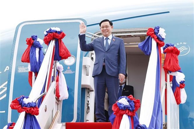 Titular del Legislativo vietnamita inicia su visita oficial a Laos hinh anh 1
