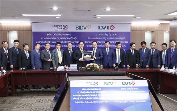 Dirigente parlamentario vietnamita visita oficina de representacion del banco BIDV en Laos hinh anh 1