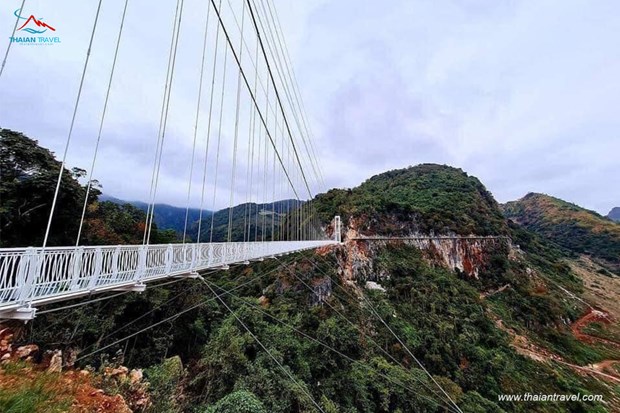 Puente de cristal mas largo del mundo en Vietnam cautiva a medios internacionales hinh anh 1