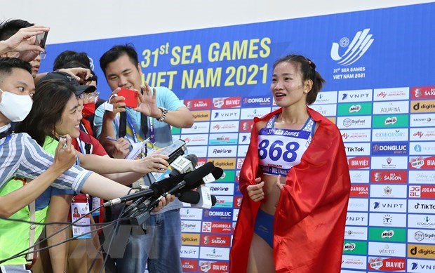 Atleta vietnamita logra triplete de oro en SEA Games 31 hinh anh 1