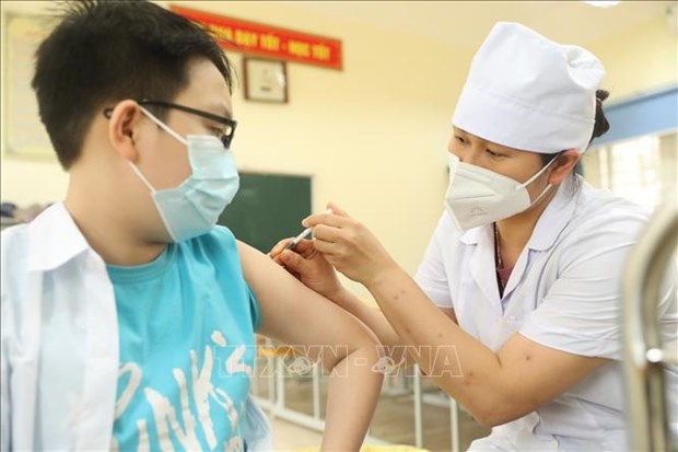 Vietnam acelera vacunacion contra la COVID-19 a menores hinh anh 1