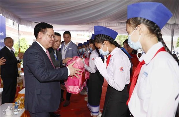 Presidente del Parlamento vietnamita realiza visita a internado en provincia laosiana hinh anh 1
