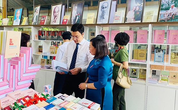 Inauguran galeria de libros sobre el Presidente Ho Chi Minh en Hanoi hinh anh 1