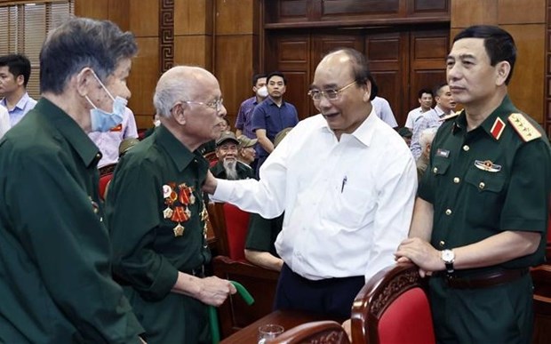 Presidente de Vietnam alaba meritos de martires y excombatientes hinh anh 1