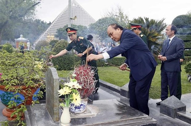 Presidente de Vietnam alaba meritos de martires y excombatientes hinh anh 2