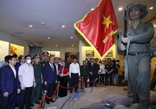 Presidente de Vietnam alaba meritos de martires y excombatientes hinh anh 3
