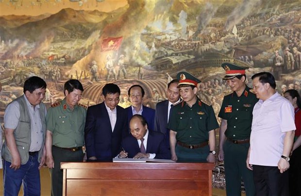Presidente de Vietnam alaba meritos de martires y excombatientes hinh anh 4