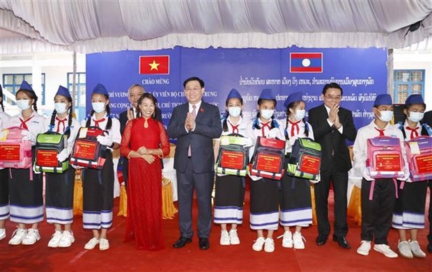 Destacan exito de visita de presidente del Parlamento de Vietnam a Laos hinh anh 1
