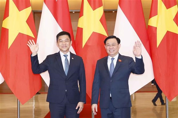 Presidente de la Asamblea Nacional de Vietnam recibe a su homologo singapurense hinh anh 1