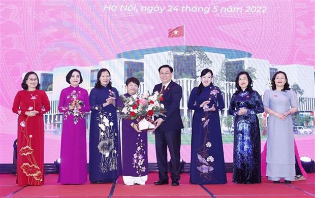 Presidente del Parlamento vietnamita se reune con diputadas de XV legislatura hinh anh 1