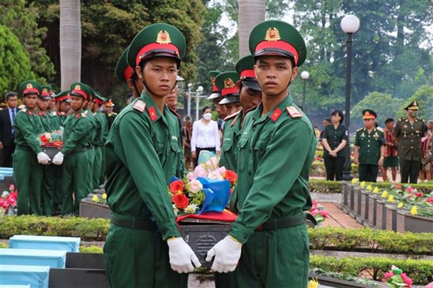 Realizan en Vietnam acto de entierro de soldados caidos en Camboya hinh anh 2