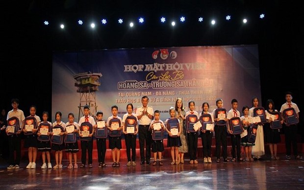 Otorgan en Vietnam becas a estudiantes con desventajas economicas hinh anh 1