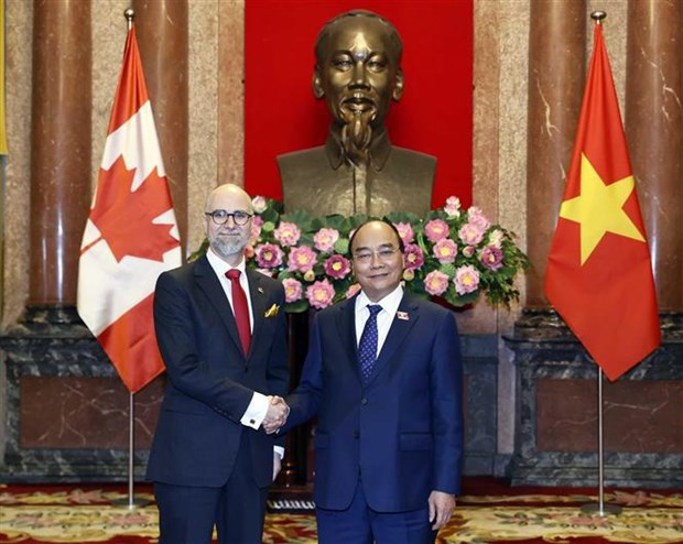 Presidente vietnamita recibe a embajadores de Ucrania y Canada hinh anh 2