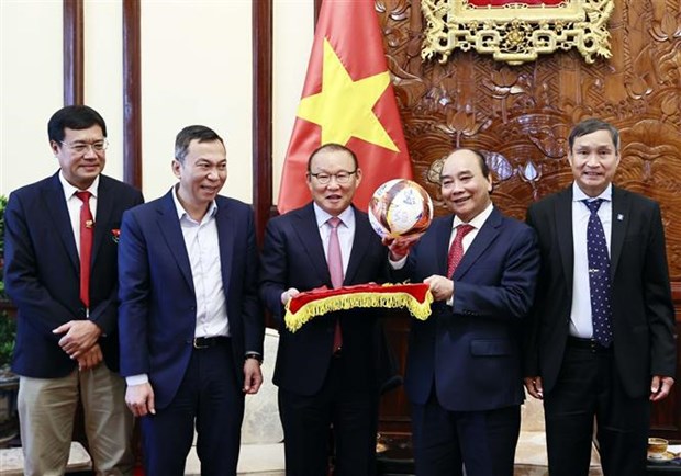 Presidente vietnamita recibe a entrenadores de futbol masculino y femenino hinh anh 1