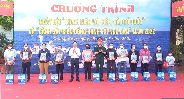 Jovenes de provincia vietnamita de Quang Binh por proteger mar e islas de la Patria hinh anh 1