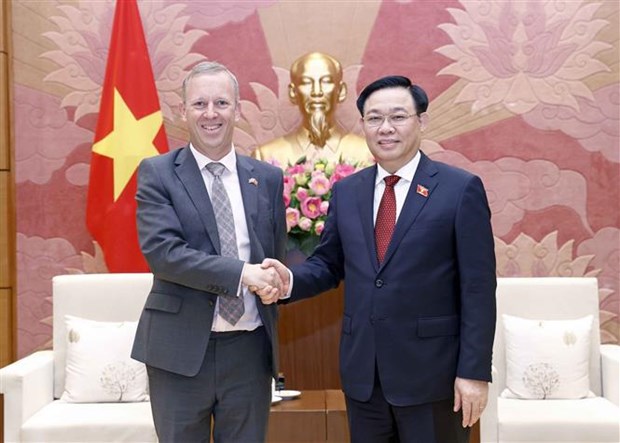 Presidente de Parlamento vietnamita recibe al embajador britanico en Hanoi hinh anh 1
