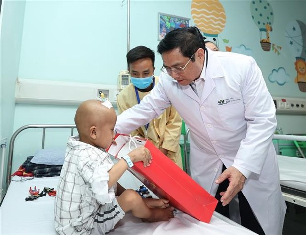 Premier vietnamita visita pacientes pediatricos con motivo del Dia Internacional del Nino hinh anh 1