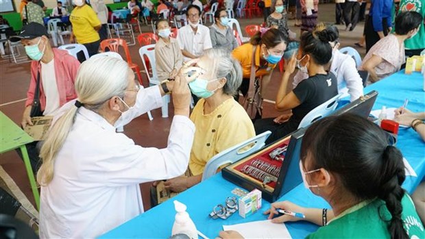 Medicos vietnamitas brindan consulta medica gratuita a coterraneos y laosianos en Vientiane hinh anh 1