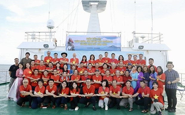 Resaltan orgullo de vietnamitas residentes en ultramar por mares nacionales hinh anh 1