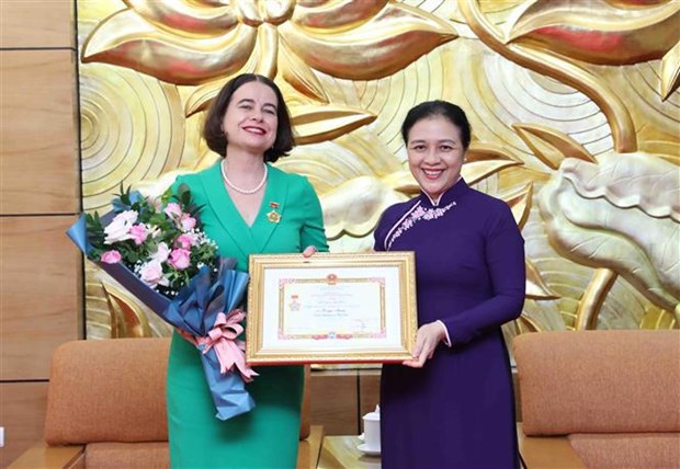 Entregan en Vietnam insignia de amistad a embajadora australiana hinh anh 1