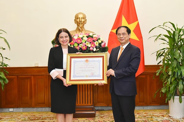 Entregan Orden de Amistad a la embajadora de Australia en Vietnam hinh anh 1