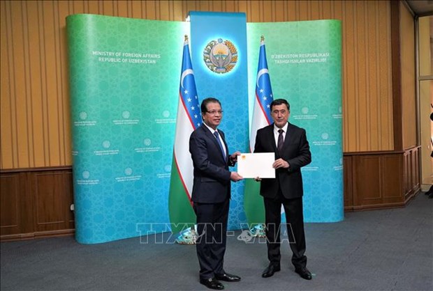 Embajador vietnamita en Uzbekistan presenta cartas credenciales hinh anh 1