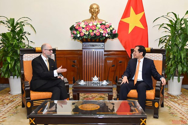 Recibe canciller vietnamita al nuevo embajador de Canada hinh anh 1