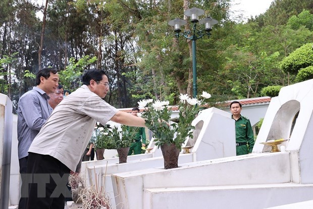 Primer ministro de Vietnam rinde homenaje a martires heroicos de la nacion hinh anh 1