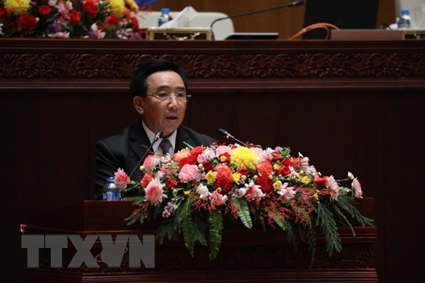 Primer ministro de Laos promete estabilizar economia, finanzas y moneda para evitar crisis hinh anh 1