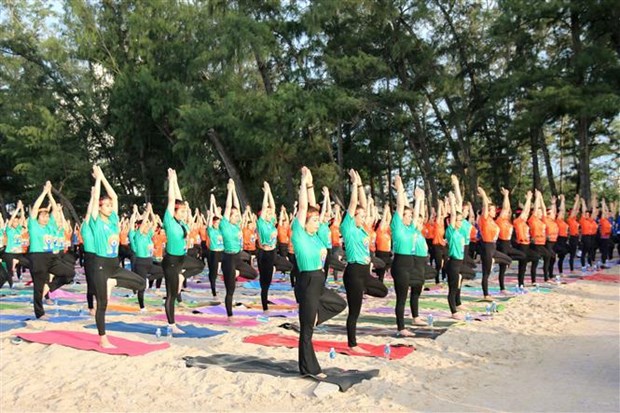 Celebran en multiples localidades vietnamitas Dia Internacional del Yoga hinh anh 2