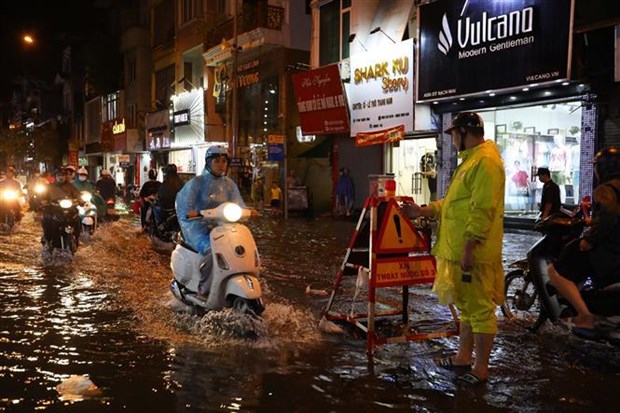 Registran inundaciones en diferentes zonas en Hanoi debido a aguacero hinh anh 3