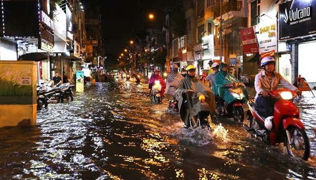 Registran inundaciones en diferentes zonas en Hanoi debido a aguacero hinh anh 1